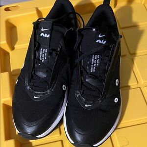 Nike Men's Black and White Athletic Shoes